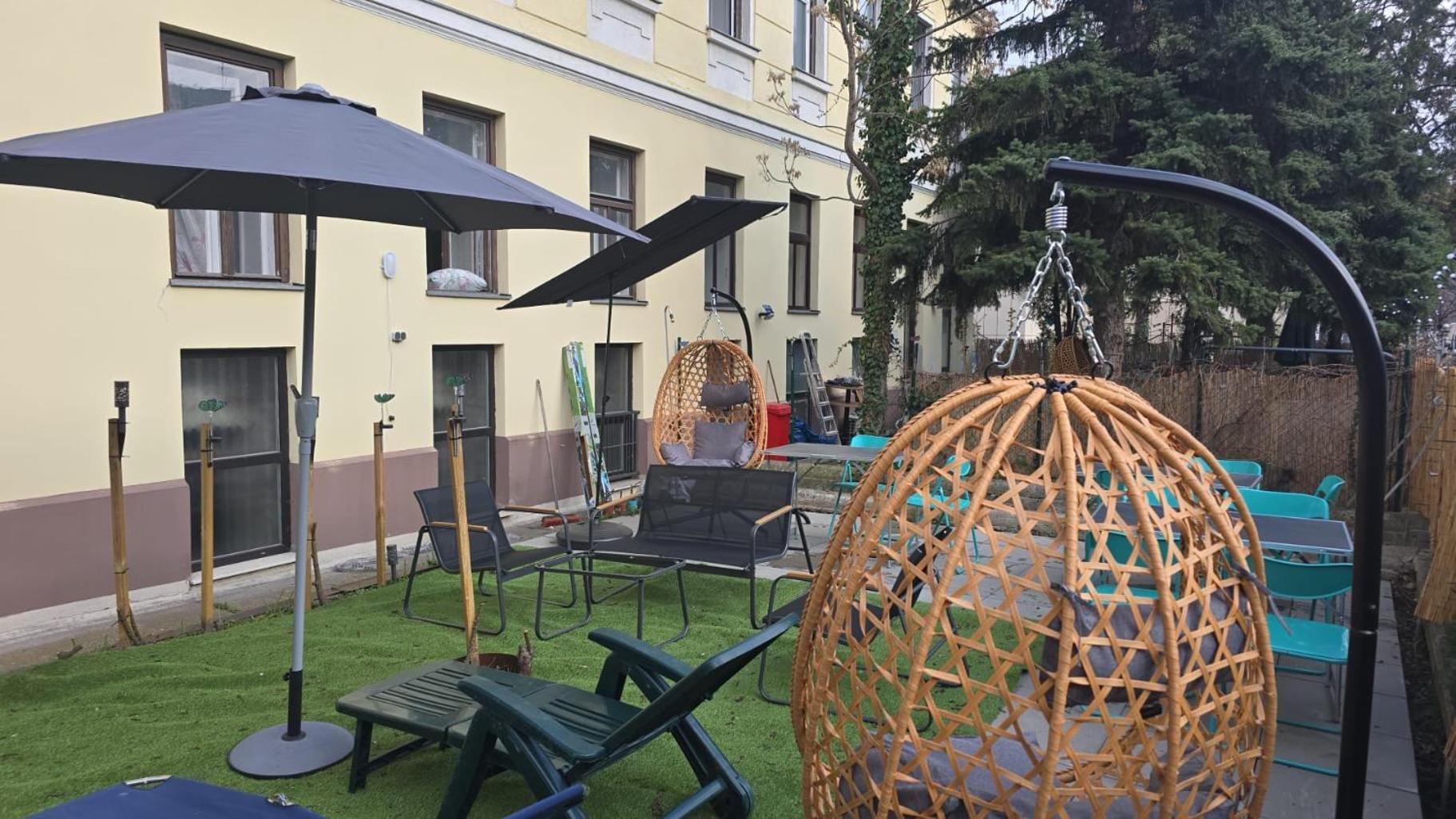 Vintage 1br With Shared Garden - U6 Metro & Danube Apartment *